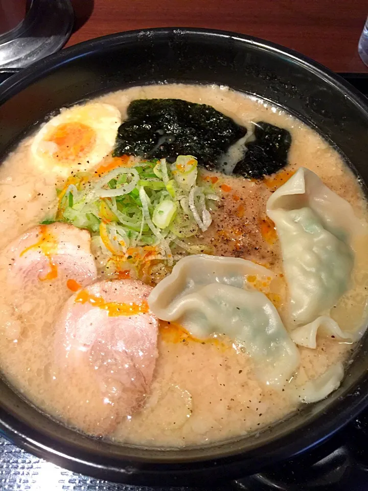 餃子乗せの豚骨ラーメン|シュンさん