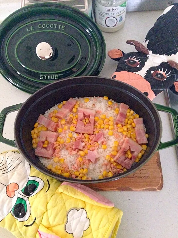 Snapdishの料理写真:ストウブでコーン🌽ベーコン🍖鮭🐟ごはん|yumiさん