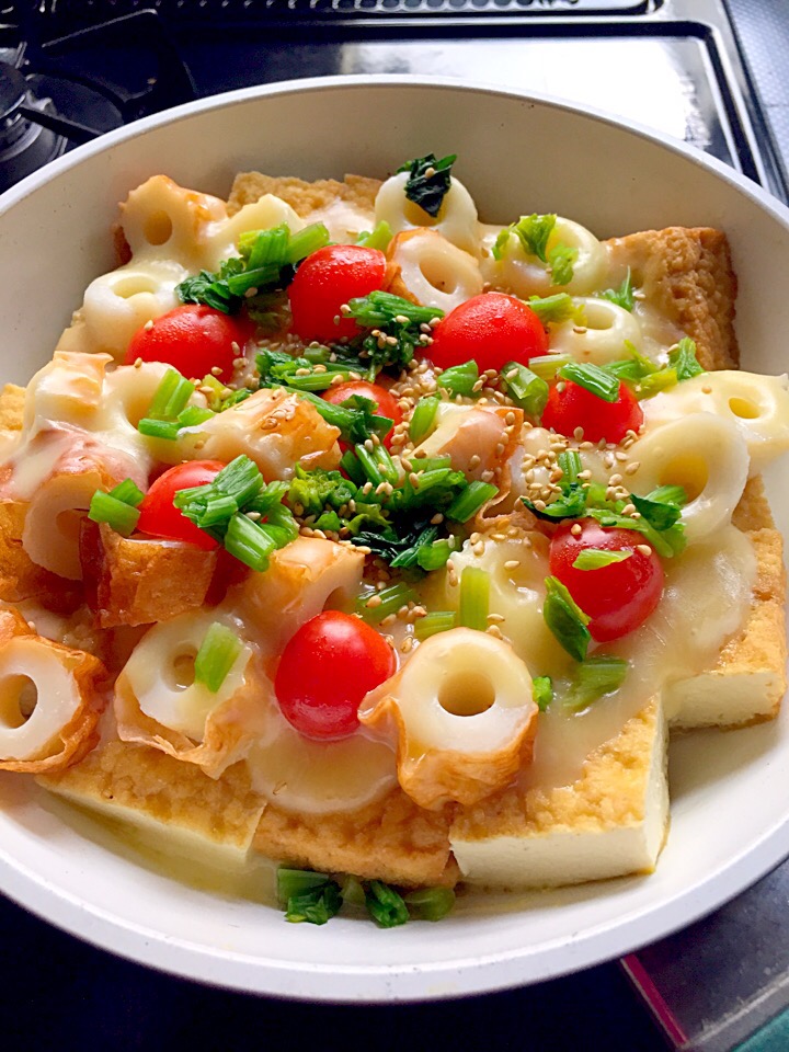 テレビで見た厚揚げピザをアレンジして（厚揚げ、ちくわ、プチトマト、ほうれんそう、チーズ、白だしで）
