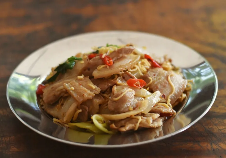 Spicy Stir-Freid Flat Noodle With Sliced Pork Belly.|rtchphmさん