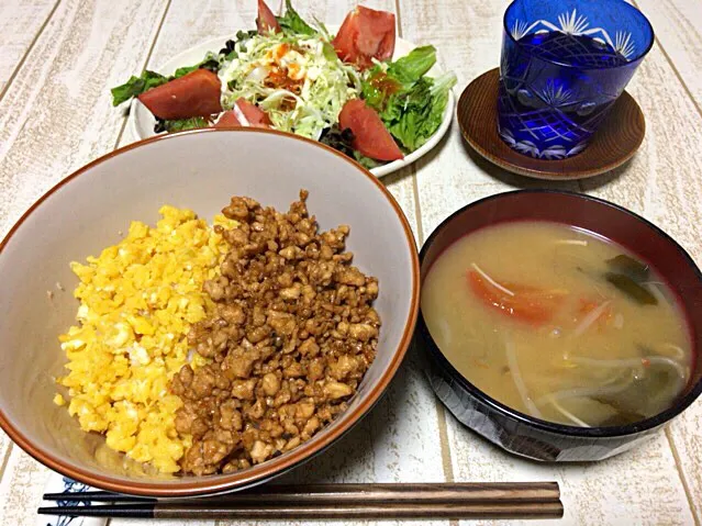 今日の男飯(＞人＜;)晩ご飯兼バレーボール前の軽食バージョン♬
鳥の二色丼andサラダand聖護院大根とモヤシとワカメとトマトの味噌汁♬|ひーちゃんさん