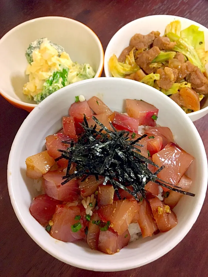 簡単夕飯  リュウキュウ丼、豚肉の味噌漬けとキャベツの炒め物、ブロッコリーと茹でタマゴのマヨサラダ🙄|ナナさん