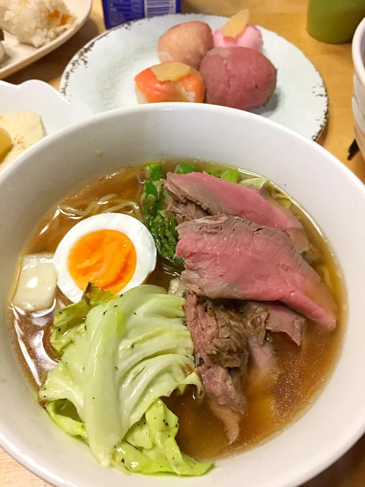 Snapdishの料理写真:ローストビーフ入りの醤油らーめん|ミカさん