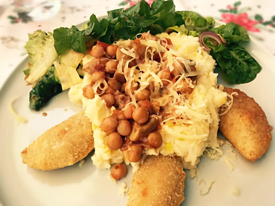 #mashedpotatoes #corn #chickpeas #mushroom #carrots #cheese #risoles #salad #vegetarian|Sergio Lacuevaさん