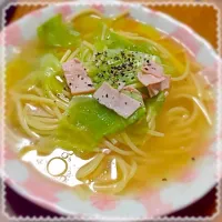 Snapdishの料理写真:ベーコンとキャベツのスープパスタ(๑>◡<๑)|にゅうさん