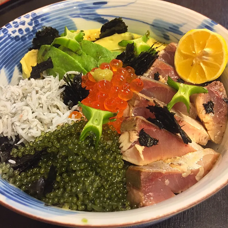 炙りハマチの海丼（ハマチ、海ぶどう、シラス、いくら、海苔）アボカドと四角豆（うりずん）スダチも添えて✨|paaruさん