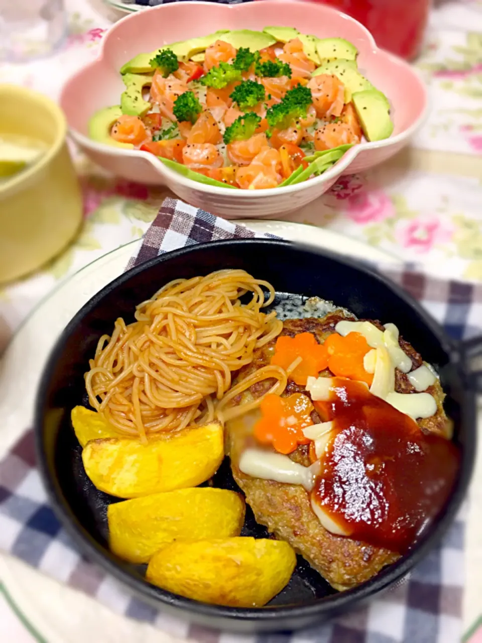 本日の晩ご飯♡
   ハンバーグ&サーモンのマリネ|まかろんさん