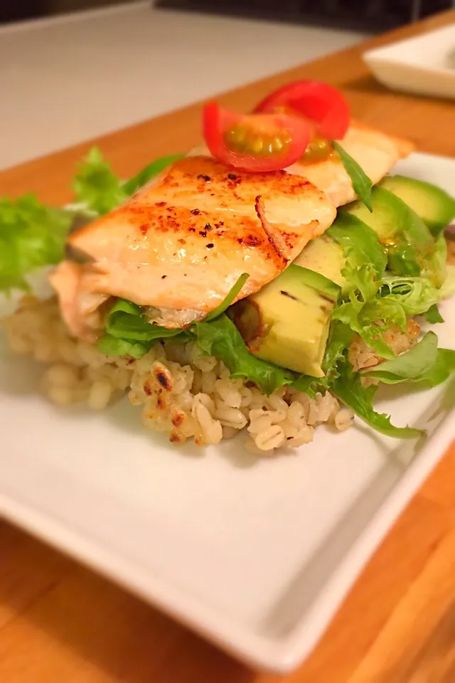 No name 無題
grilled salmon with avocado and rice cracker|マナミさん