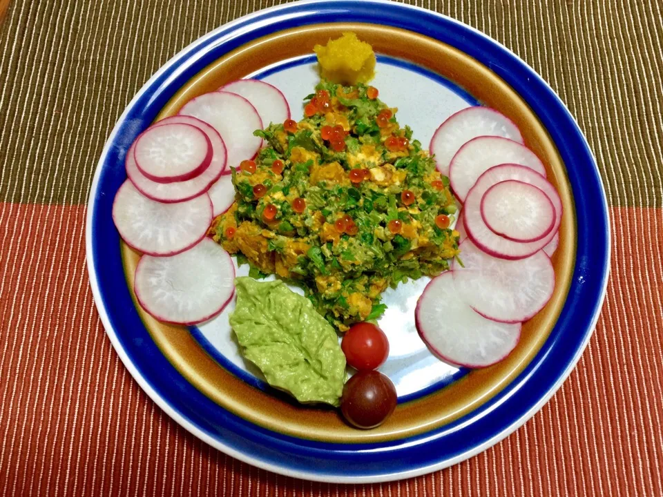 Snapdishの料理写真:Pumpkin and coriander salad with crushed walnuts & almonds, star is sweet potato, holy leaf is abocado and the lights of Christmas tree is salmon roe.  Also sli|Mac Makoto Kunoさん