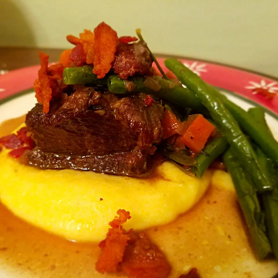 Braised beef spare ribs with goat cheese polenta and green beans.|Casey Murrellさん