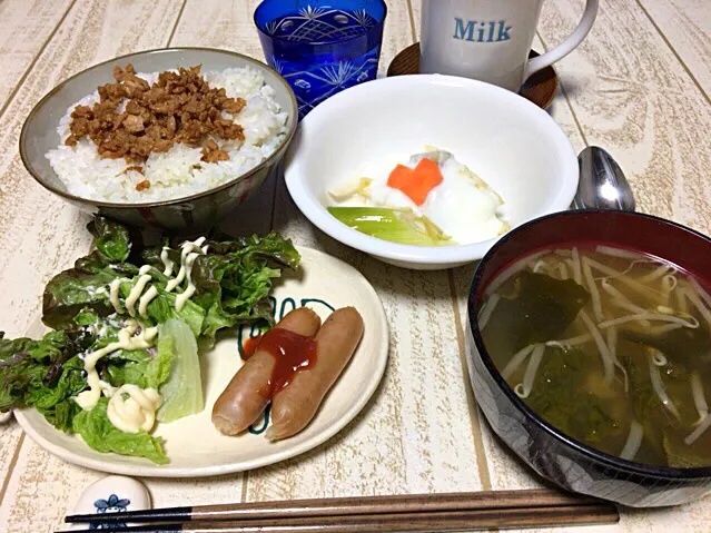 今日の男飯(＞人＜;)朝ごはんバージョン♬粗挽きポークウィンナーand味噌汁and鳥そぼろごはんandピクルスヨーグルト♬|ひーちゃんさん