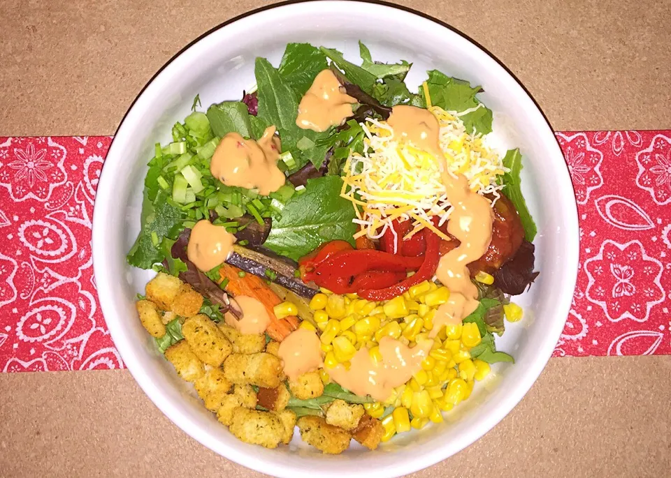 Spring mix greens, corn, salsa, roasted red peppers, celery, chives, roasted rainbow carrots, seasoned croutons and a little thousand island dressing and cheese|Karenさん