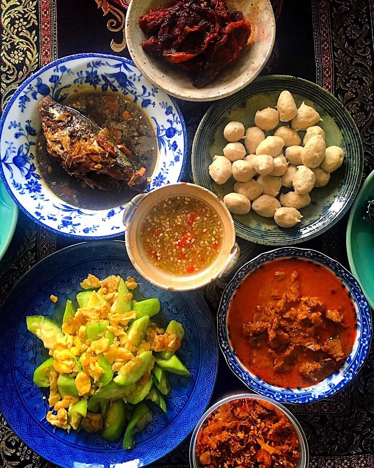 Preparing for My Parent #แพนงเนื้อ#ปลาทูต้มเค็ม #บวบผัดไข่ #ผัดเผ็ดปลาดุกทอดกรอบ #ลูกชิ้นหมู #น้ำพริกกุ้งเสียบ|jirawanさん