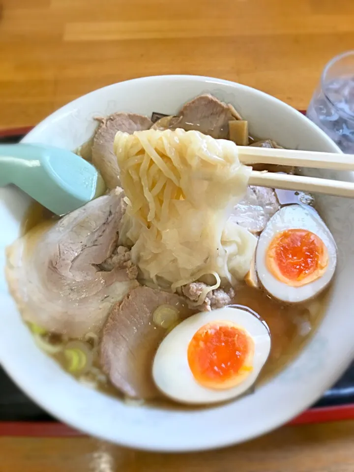 Snapdishの料理写真:満月が休みだったので新月に来ましたよ。酒田のラーメンと言えばワンタンラーメン、いただきまーす♪|ASuzukiさん