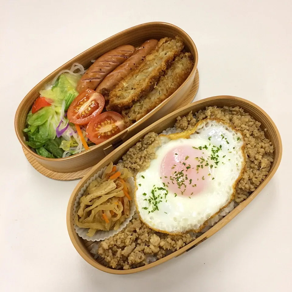 弁当（メンチカツ、ソーセージ、サラダ、切り干し大根、鶏そぼろごはん目玉焼きのせ）|SasaMasa213さん