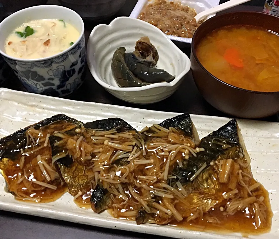 Snapdishの料理写真:晩ごはん 鯖のきのこあんかけ 茶飯蒸し 納豆 野菜ジュース入味噌汁|ぽんたさん