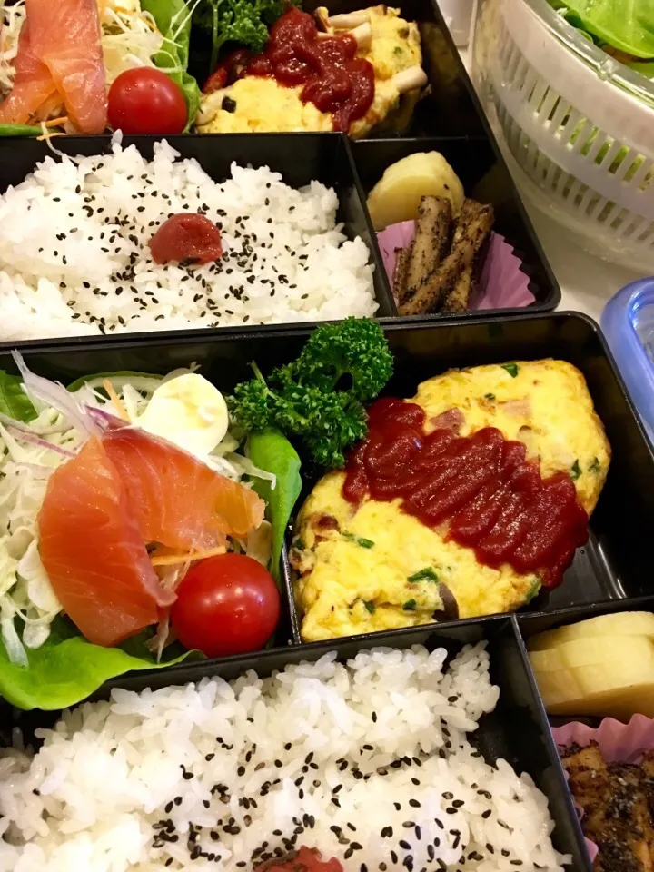 【黒富士さくら卵いっぱい、オムレツ弁当】
今年も残すところあと5日、
社食弁当も今日明日で終了です！

年末に黒富士牧場の
さくら玉子1箱いただき、
野菜とベーコン入りオムレツに。

サラダには
お友達が燻してくれた
スモークサーモンサラダ&明太マヨ。

たたきごぼう、沢庵、|大久保 掬恵さん