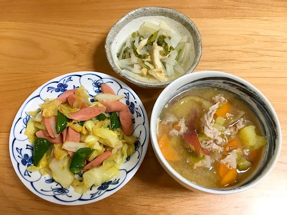 Snapdishの料理写真:ソーセージとキャベツの炒め物⭐️豚汁⭐️大根の煮浸し|ほなさん