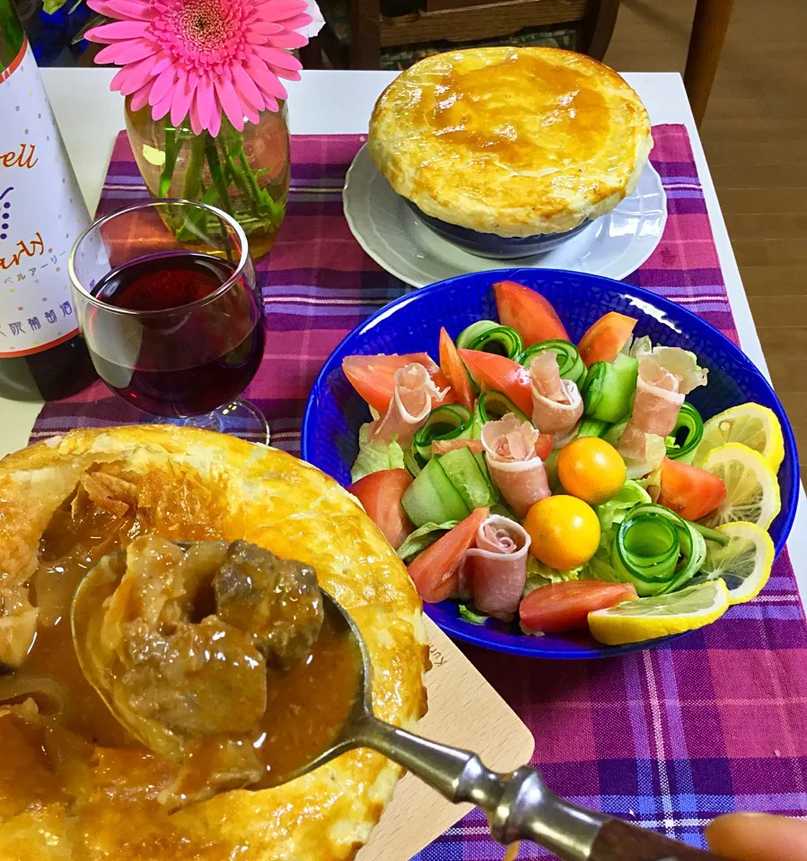 Snapdishの料理写真:ビーフシチューでポットパイ
ビーフシチューを、冷凍パイシートで
ポットパイに、したよ|ゆかモンさん