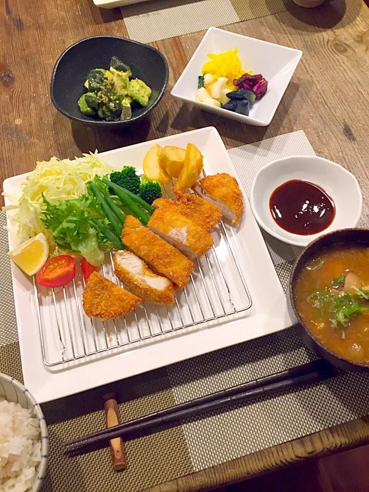 仕事納めのちょっと遅め晩ごはん🍚✨
鶏胸肉のチキンカツ🍗アボカド、お豆腐、わかめのナムル🍃お漬物、具沢山豚汁🐷|まみりんごさん