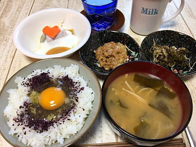 今日の男飯(＞人＜;)朝ごはんバージョン♬
しそ卵かけご飯and納豆and人参葉とモヤシのナムル風and味噌汁andピクルスヨーグルト♬|ひーちゃんさん