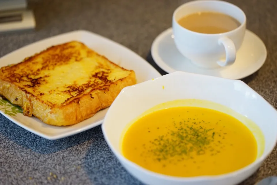 フレンチトーストとパンプキンポタージュ、カフェオレ|ユキ❄︎ミライさん