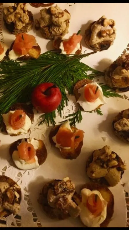 Smoked Salmon with Creme Fraiche on
 a Duck Fat Potato Chip 
Four Gras on Raisin Bread with Candied Hazelnuts|Christine pavelkaさん