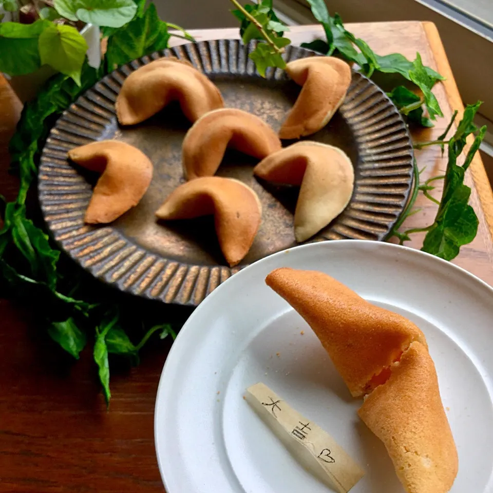 フォーチュンクッキー🍪
おみくじクッキー🍪
焼いたよー
小麦粉、卵白、砂糖、味噌
フライパン弱火で、焼けたら
おみくじ入れて、半分に折って
ハート型♥️出来上がり
パリッと、割って
おみくじ、何が出た❓|ゆかモンさん