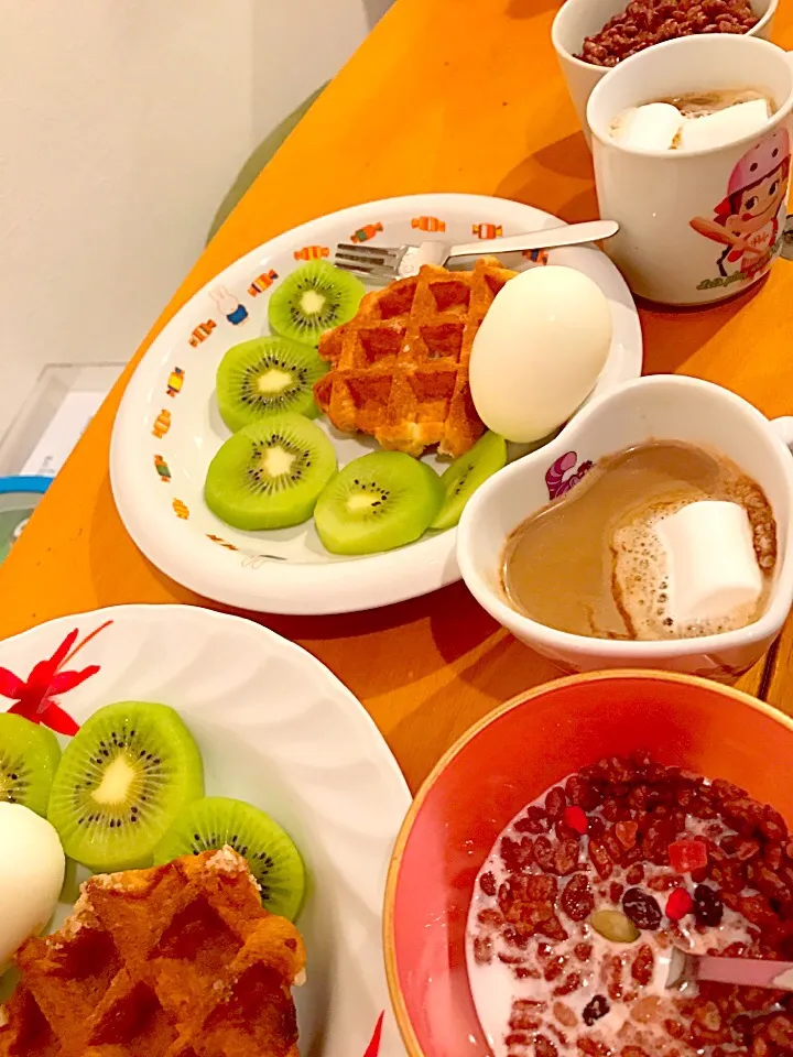 ワッフル  半熟玉子🐣  キウイ🥝  チョコクリスピー&ドライフルーツナッツ  マシュマロのせカフェオレ☕️|ch＊K*∀o(^^*)♪さん