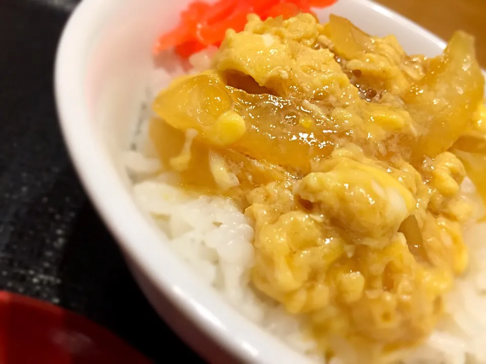 たっぷり玉ねぎのとろとろ卵綴じ丼|ガラクタさん