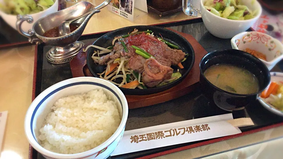 Snapdishの料理写真:ゴルフ場飯⛳️🏌️😋「スタミナ牛定食」|アライさんさん