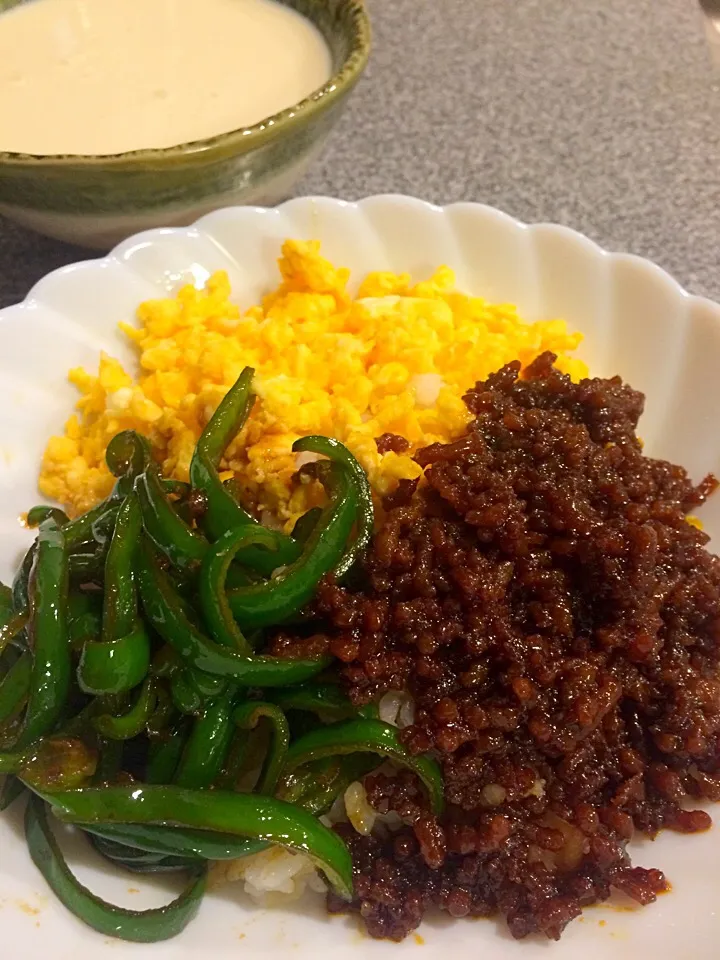 Snapdishの料理写真:ピリ辛三食そぼろ丼|ユキ❄︎ミライさん