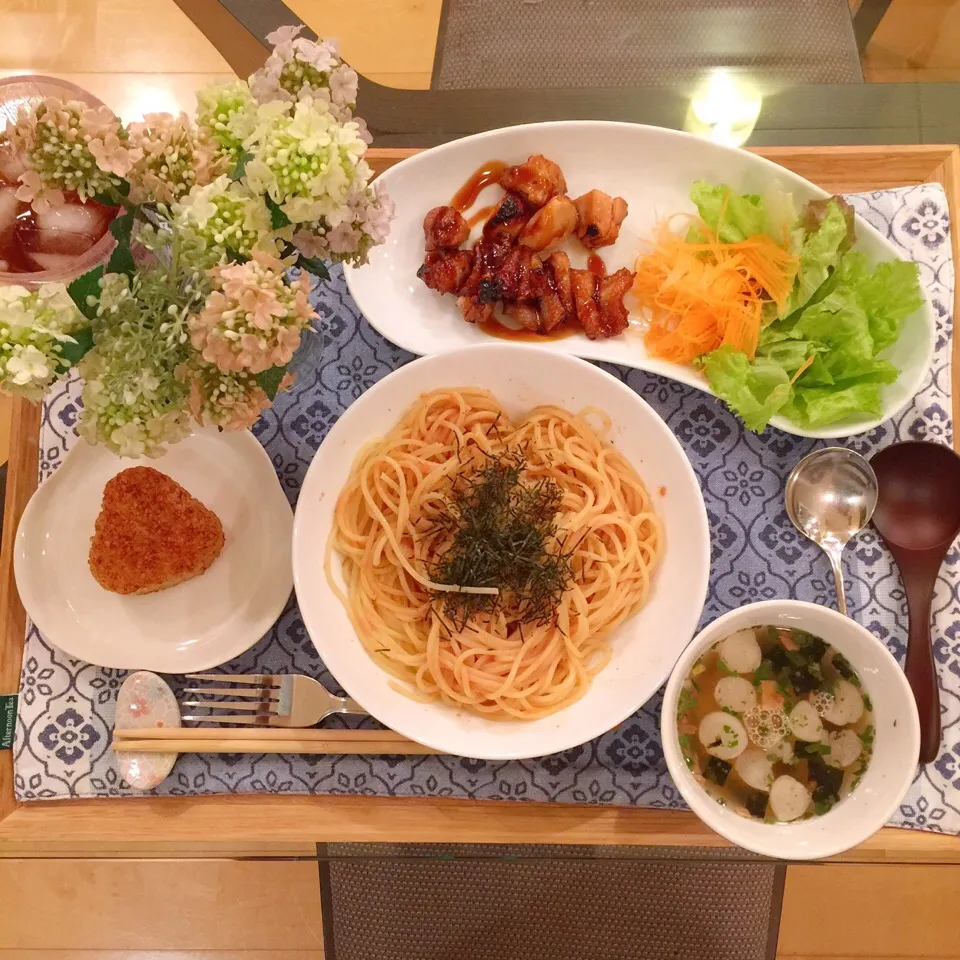 Snapdishの料理写真:12/28❤︎娘の晩ごはん❤︎
・明太子クリームパスタ
・鶏皮&にんにく焼き鳥、グリーンサラダ
・焼きおにぎり
・お吸い物|Makinsさん