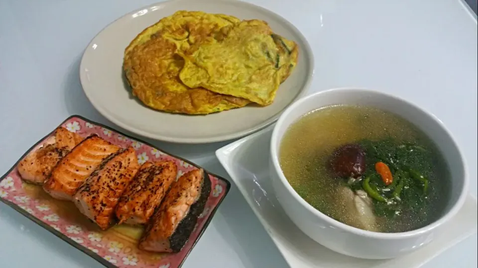 28Dec Dinner with Watercress pork ribs soup & Grilled salmon & Onion omelette 😍|🌷lynnlicious🌷さん