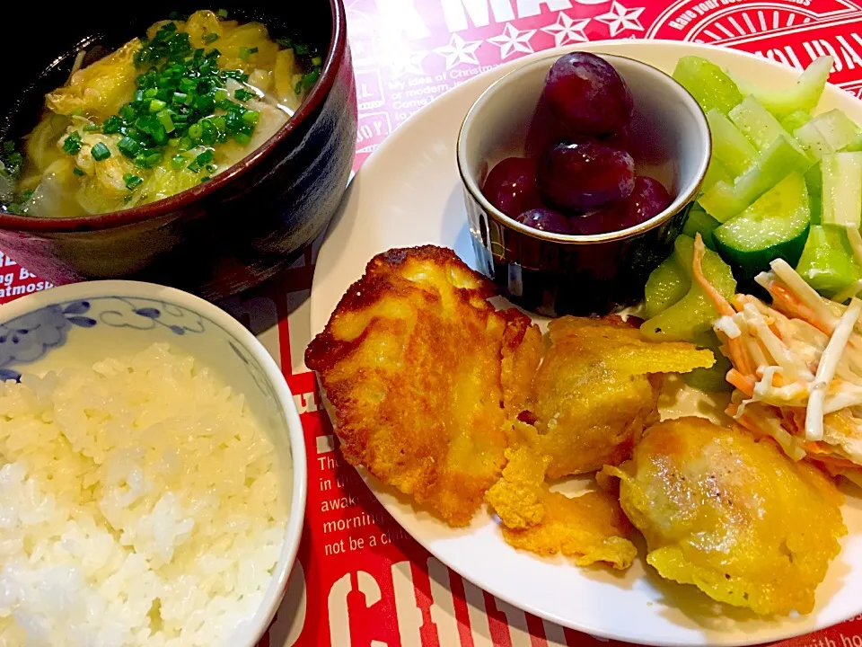 夕飯〜とろけるチーズを焼いた上に塩胡椒した鶏肉を焼いてみたら、パリパリ。塩胡椒じゃなくてチーズに塩分あるから胡椒のみでよかったかも。

今日のセロリは、
グレープシードオイルと岩塩で
あえたあと胡椒を擦り入れたけど
美味しい！|＊ねね＊さん