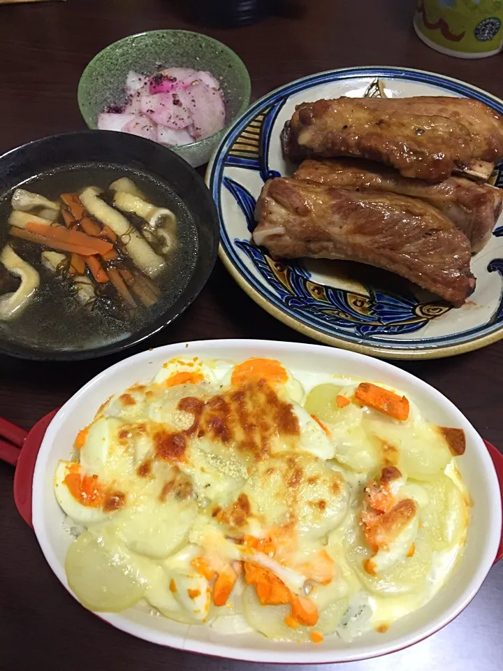 12月28日晩ご飯。冷蔵庫のお掃除メニュー。スペアリブ煮込み、大根のゆかり和え、じゃがいもとたまごのドリア、もずくスープ。|あやさん