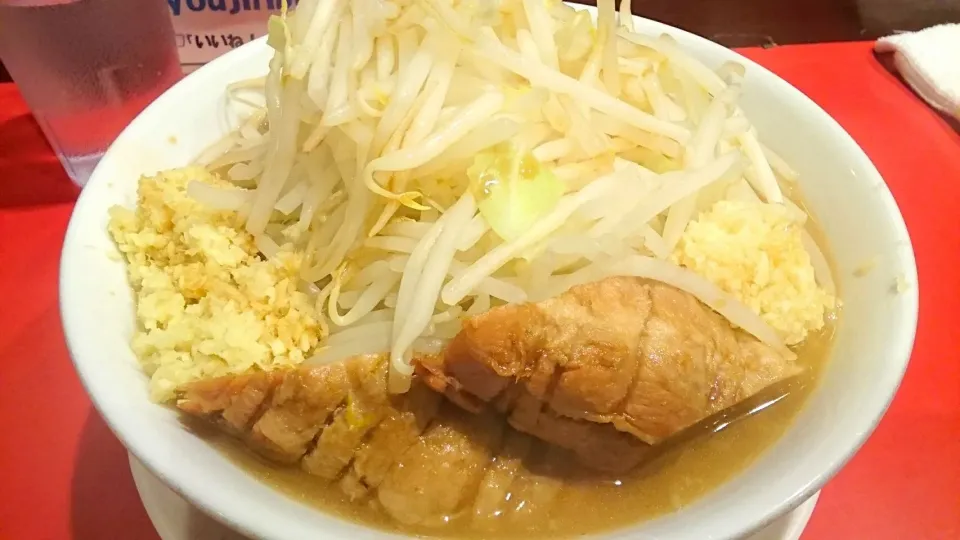 Snapdishの料理写真:用心棒のラーメン＋豚1枚＋ニンニク＋ショウガW＋ヤサイちょい ＠神保町16144|大脇さん