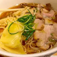 Snapdishの料理写真:醤油ワンタン麺|つるちゃんさん