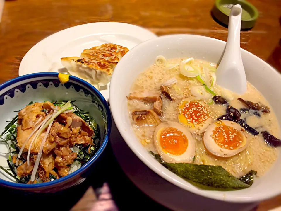 Snapdishの料理写真:白湯豚骨拉麺&焼豚丼&肉餃子@久喜『め組』|マニラ男さん