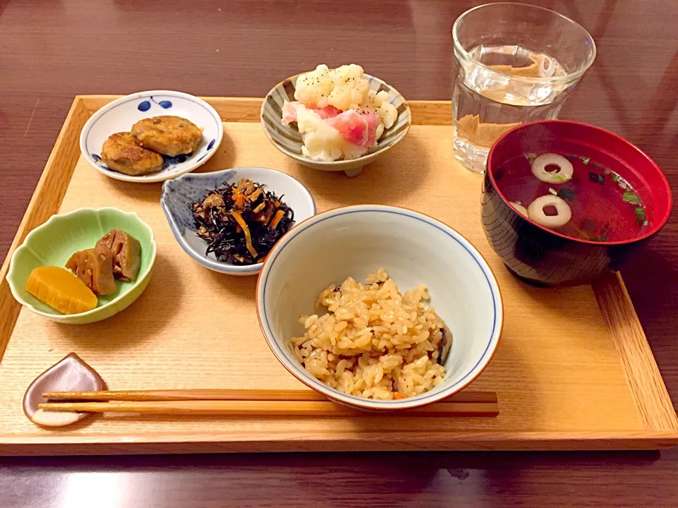 「ちゃんと朝ごはん食べる週間」

炊き込みごはん
レンコンと鶏肉のつくね
ブロッコリーと生ハムのマリネ
レンコン
ひじきの煮物
おすまし汁|まおさん