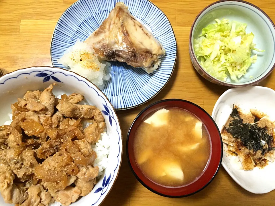 すりごま乗せ豚丼、ぶりかまの酒蒸し、山芋の短冊切り、サラダ、お味噌汁|いちごさん