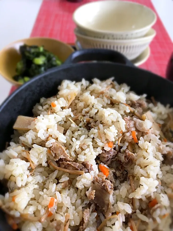 お昼は牛肉炊き込みご飯。冷めても美味しいと聞いていたお米なので、鉄鍋で炊いてみました。しかし、ほとんど残らない結果に、。^_^;|mattさん