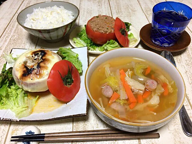 今日の男飯(＞人＜;)晩ご飯バージョン♬
完熟トマトのチーズ肉詰め♬and野菜コンソメSOUP and ごはん♬|ひーちゃんさん