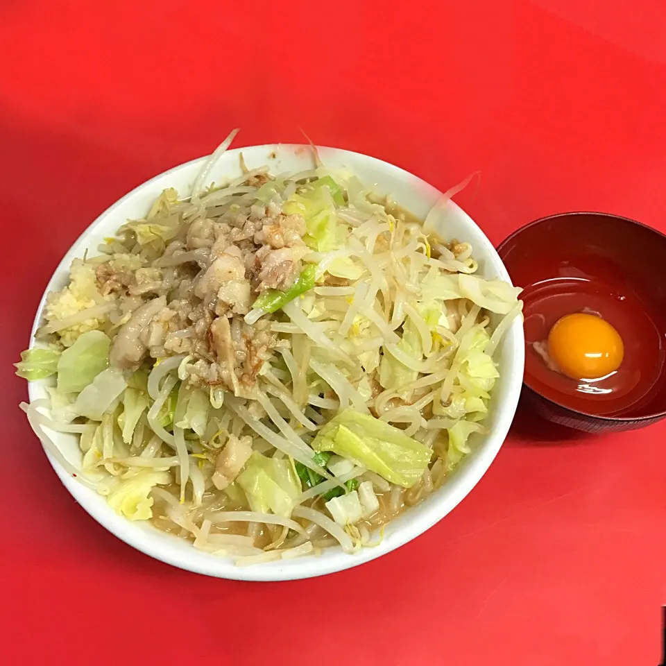 仙台「二郎」の小ラーメン・ニンニク・アブラ＋生卵／デラックスホワイトペッパー|.さん