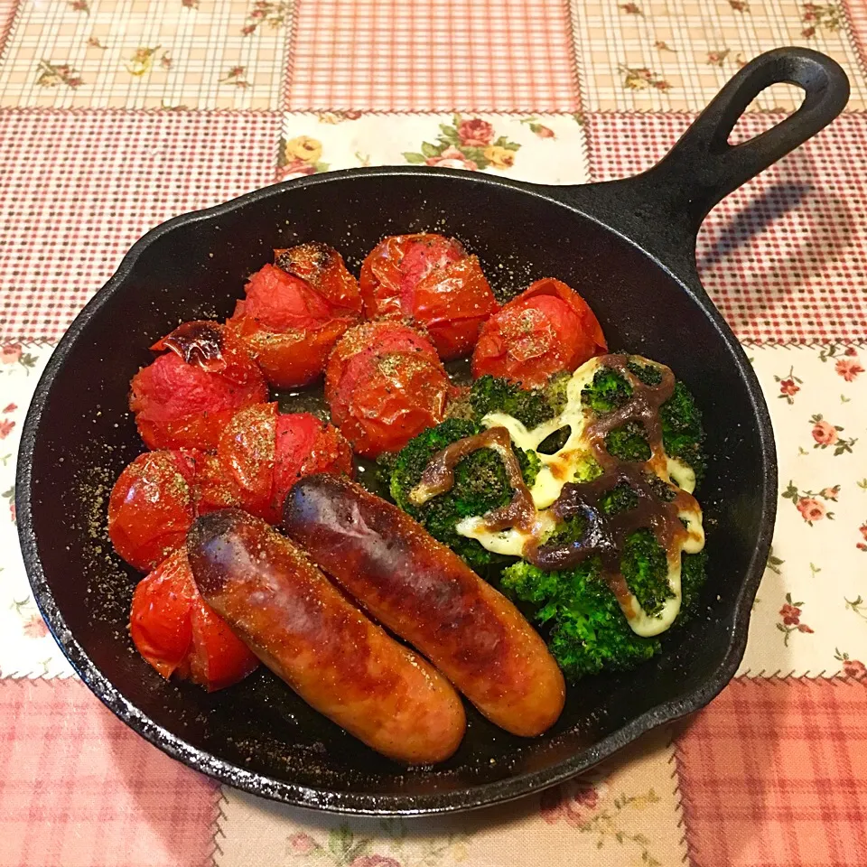 ロッジのスキレットde焼きトマトとブロッコリー🍳おまけのウィンナー🍖|＊ゆみしぼり＊さん