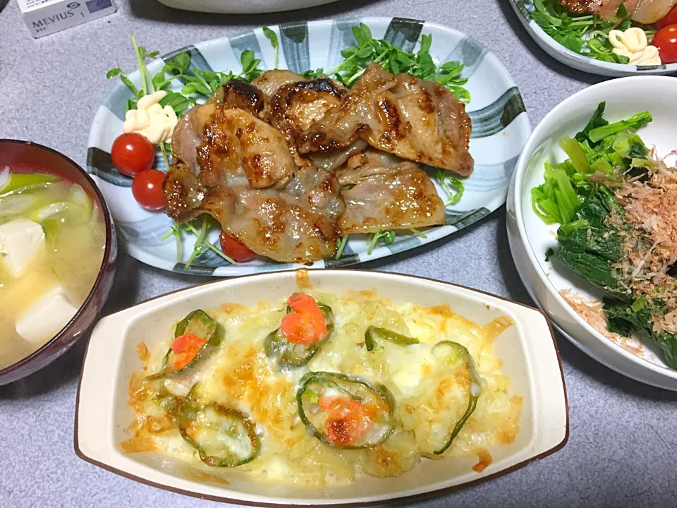 Snapdishの料理写真:ポテサラチーズのせ焼き、豆苗の上に豚生姜焼き、かき菜、白米、豆腐ネギ味噌汁|ms903さん