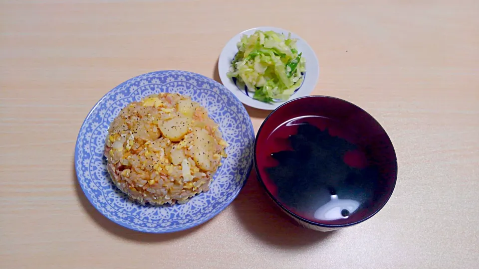 １２月２６日　鮭とじゃがいもの味噌バターご飯で炒飯　乳酸キャベツ　わかめスープ|いもこ。さん