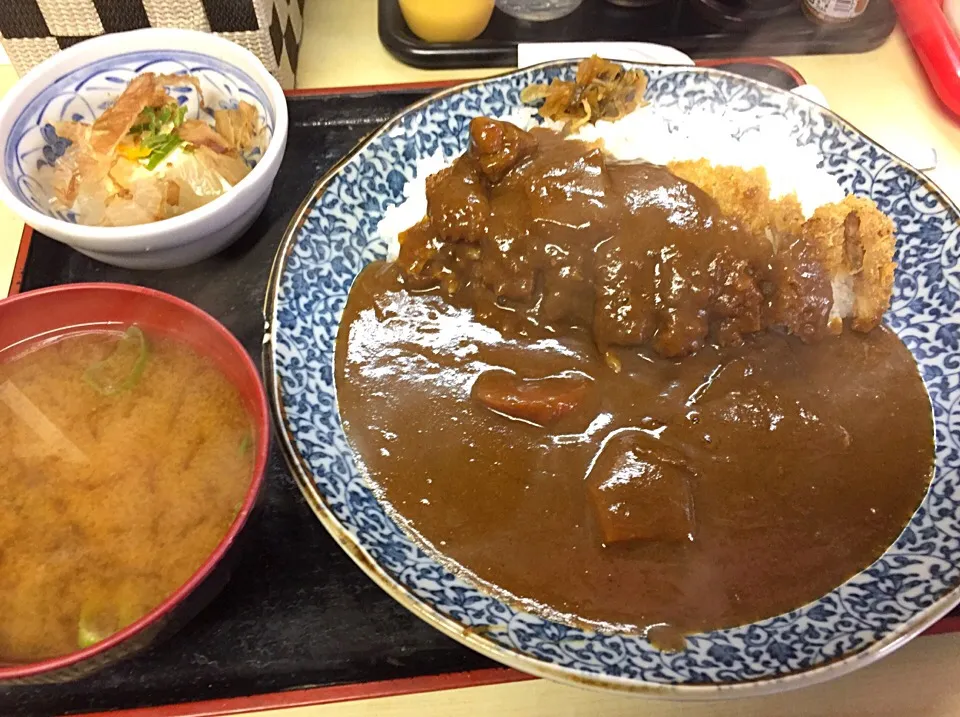 Snapdishの料理写真:けふの昼餉…定食屋さんの日替りはカツカレーに何故か味噌汁と冷奴🤔|にゃあ（芸名）さん