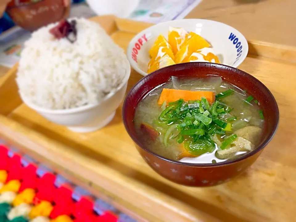 Snapdishの料理写真:朝ごはん🍚具沢山なお味噌汁|かわちさん