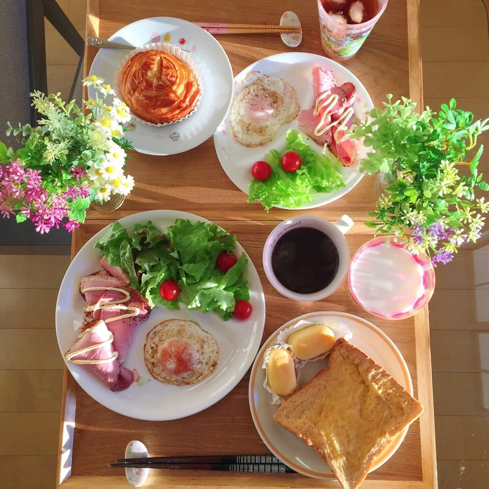 Snapdishの料理写真:12/30❤︎朝の日差しまぶしい…主人と娘の休日朝ごはん❤︎ 
・バタートースト
・ポケモンパンミルクパン
・プチチーズケーキ
・目玉焼き&ペッパーポークハム、グリーンサラダ
・珈琲
・ミルク|Makinsさん